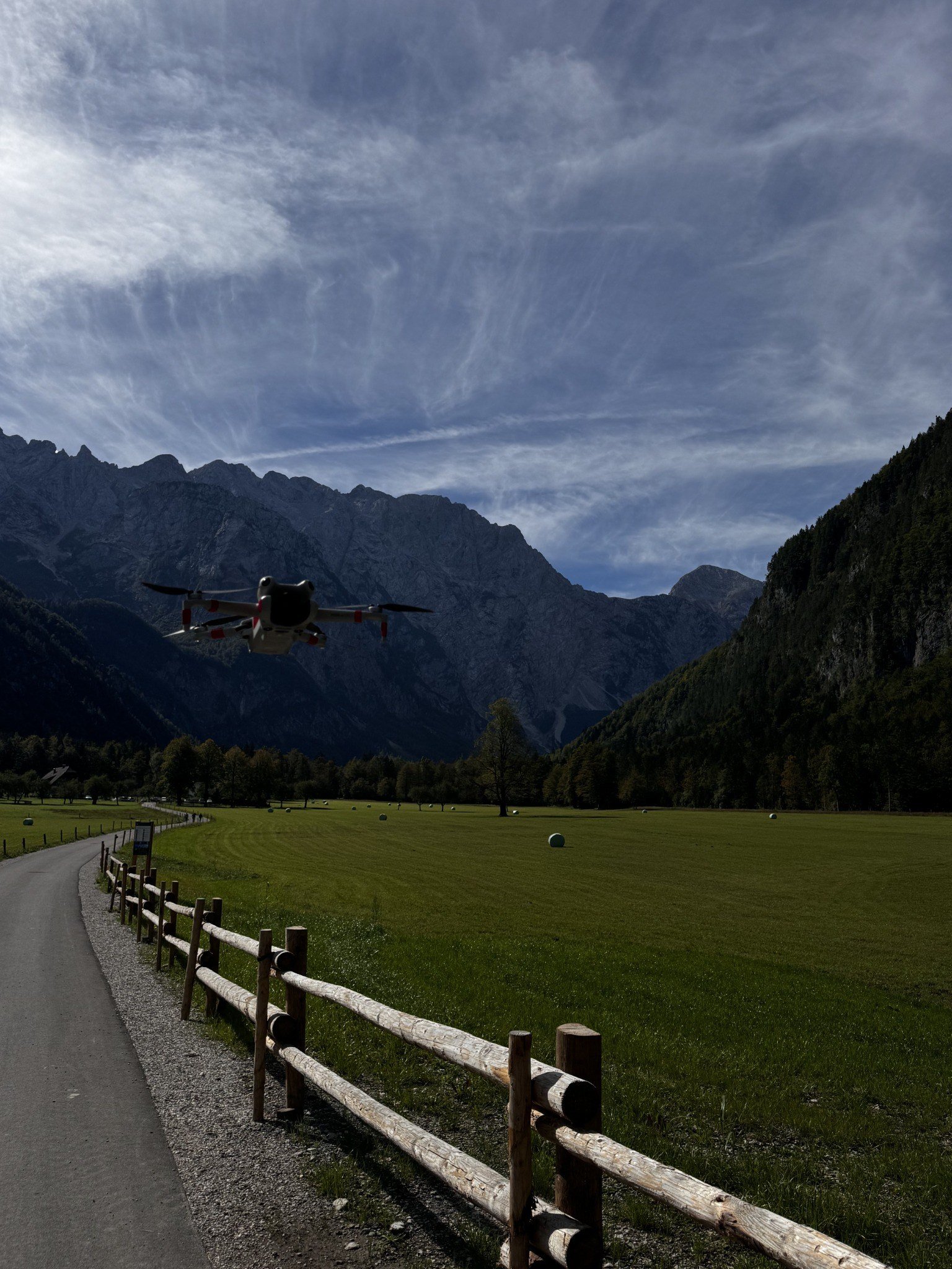 Dron tijekom snimanja planinskog krajolika
